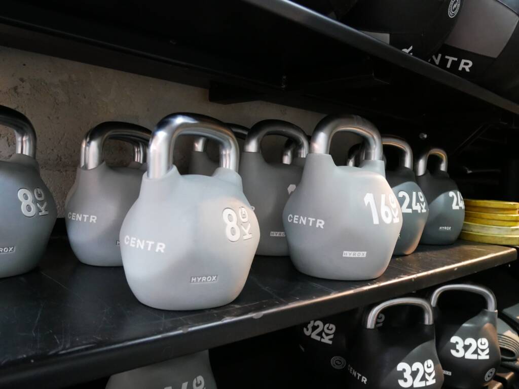 Kettlebells in grau und schwarz von 16 bis 32 kg