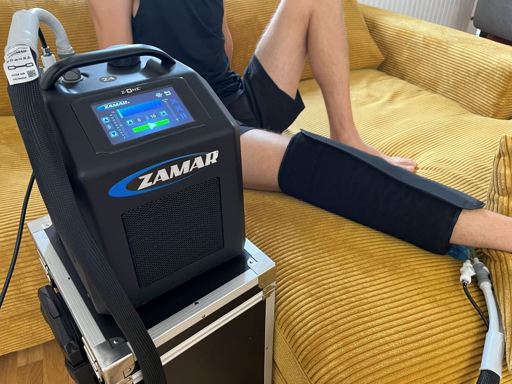Kühlkompressionsgerät Zuhause auf der Couch