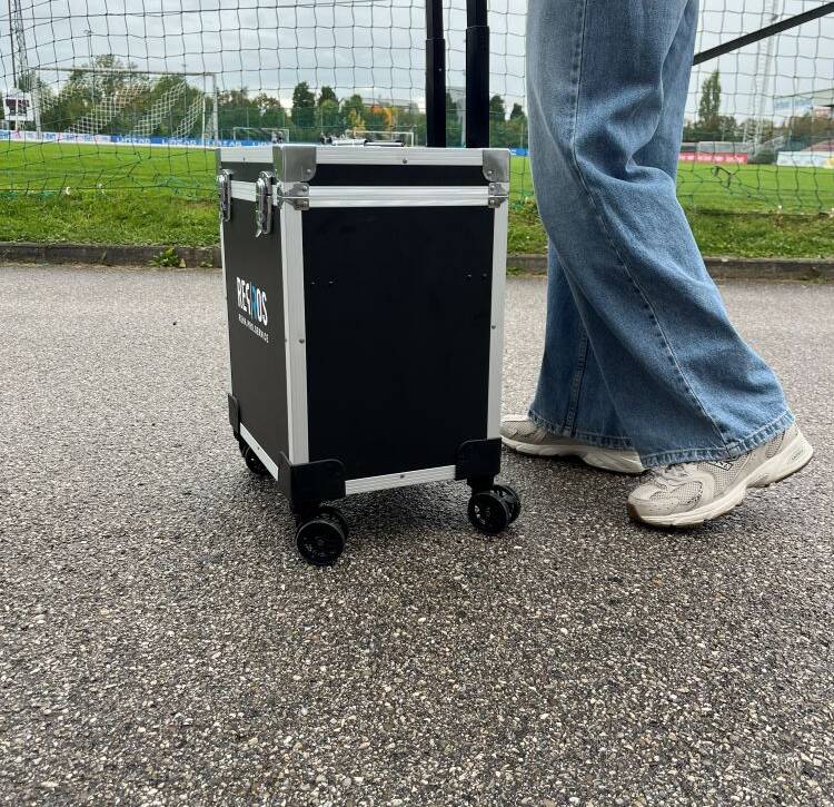 Gelenkskühlgerät im Transportkoffer unteerwegs.